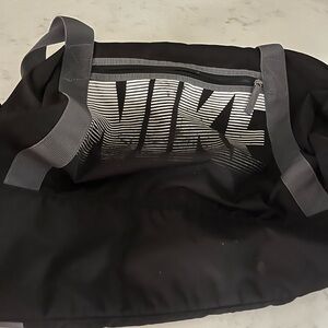 Really nice nike duffel bag!! it’s not every big but it sure can hold a lot.